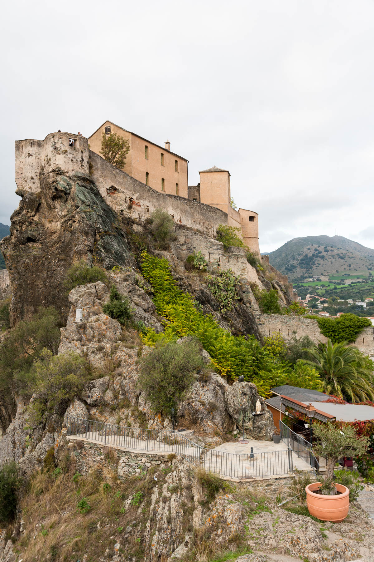 Close up shot showing the castle of Corte perched on a rocky cliff.